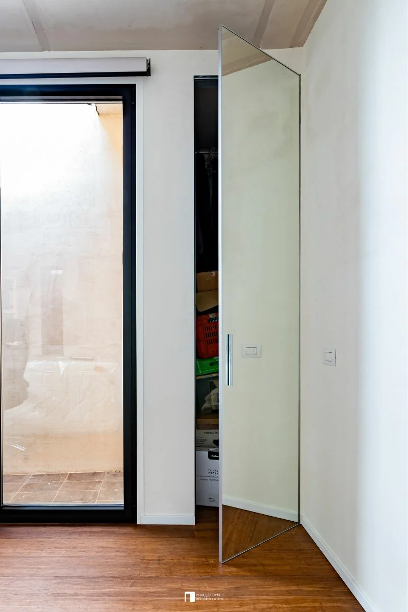 Armoire invisible avec miroir