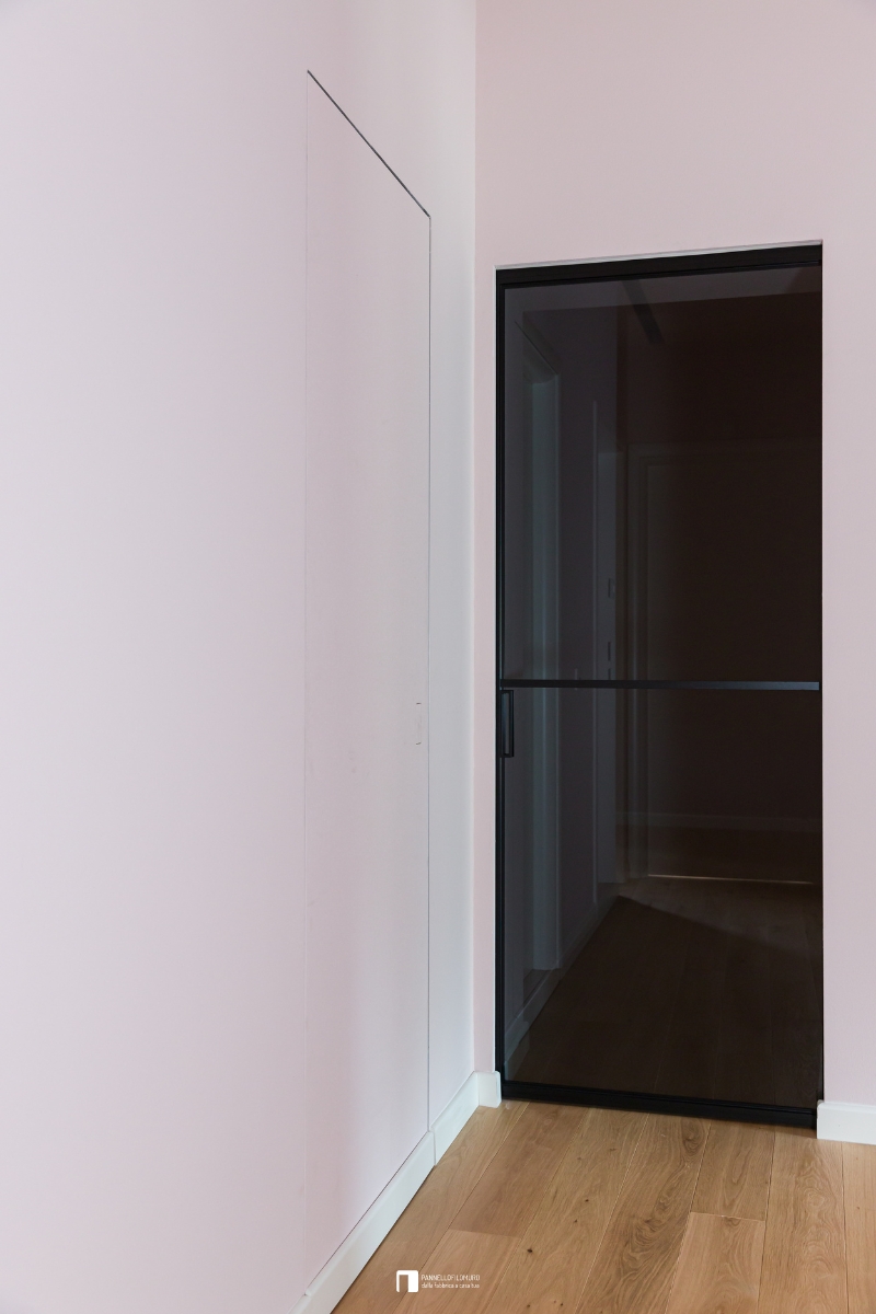 Porte battante invisible h 210 avec poignée rectangulaire encastrée