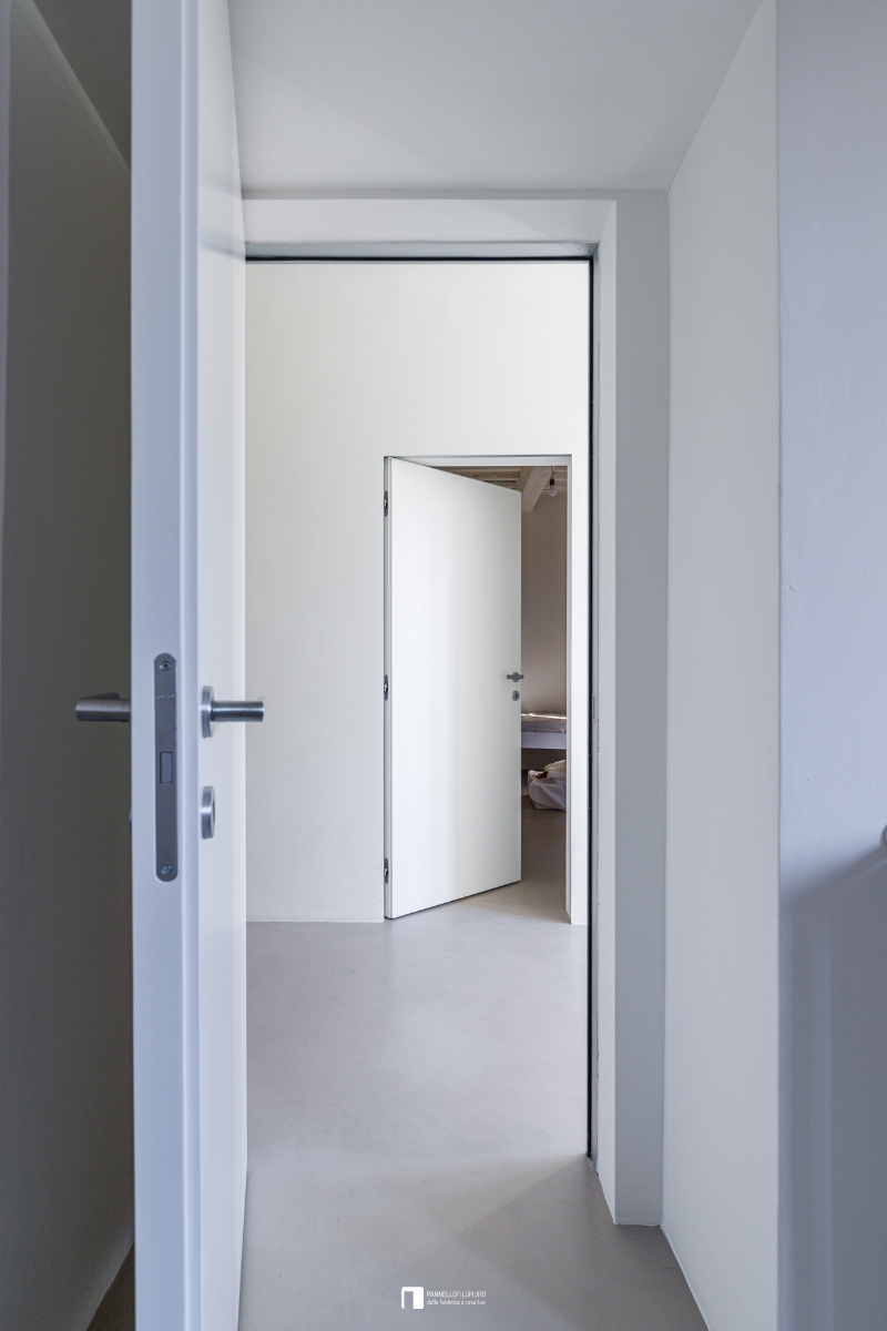 Porte battante invisible standard