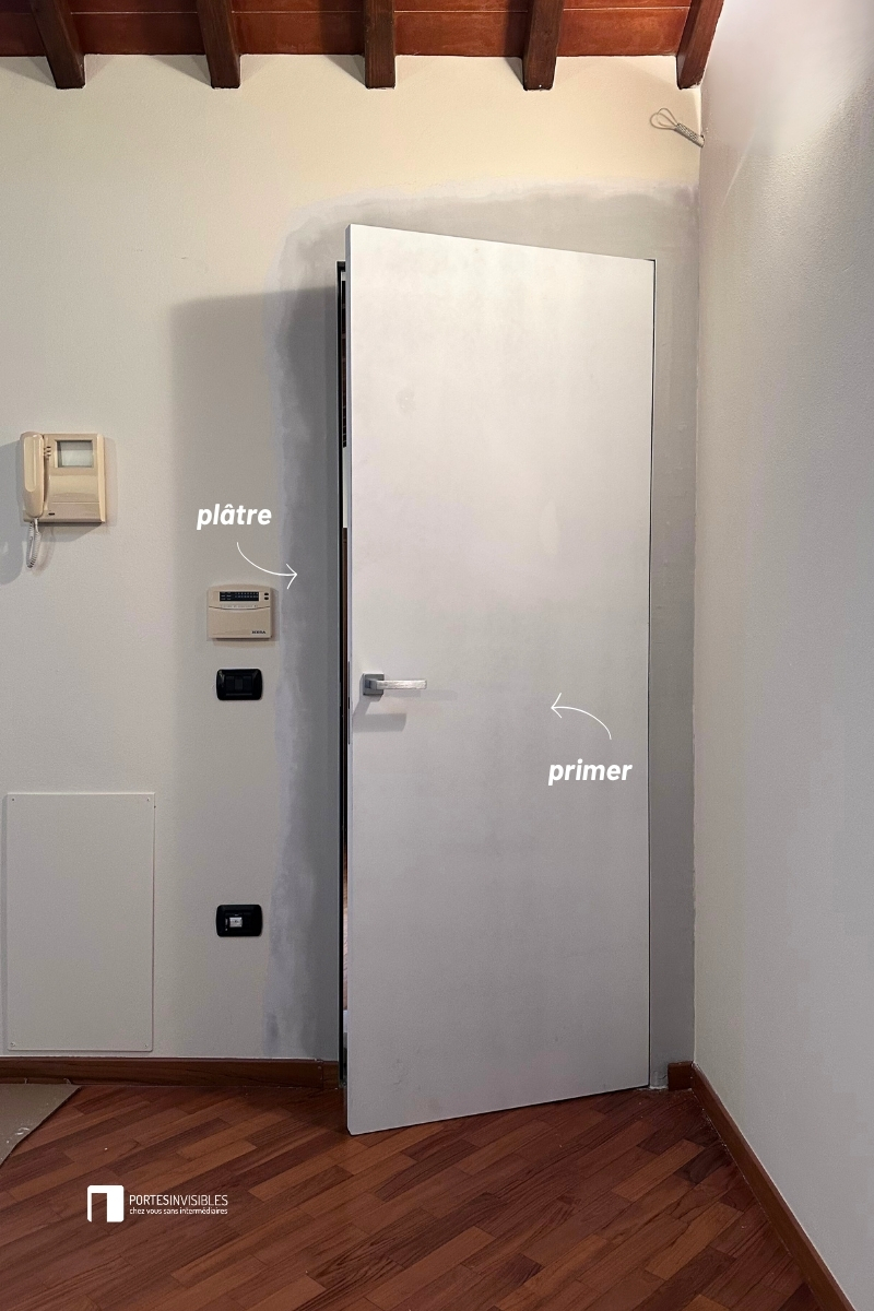 Installer une porte battante affleurante